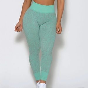 BOMBSHELL SPORTSWEAR LEGGINGS